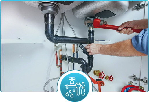 Plombier intervenant en urgence pour une fuite d'eau à Nantes